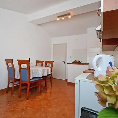 Lili Apartman *